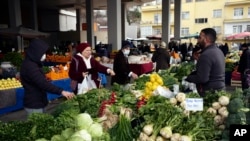 TÜİK aylık enflasyonun yüzde 3,18 yıllık enflasyonun yüzde 69,80 olduğunu duyurdu. 