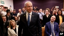 Netanyahu, rüşvet, dolandırıcılık ve güveni kötüye kullanmakla suçlanıyor.