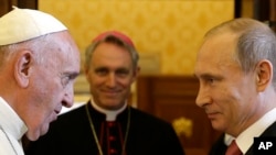 Tổng thống Nga Vladimir Putin (phải) và Giáo hoàng Phan-xi-cô tại Vatican trong một cuộc gặp mặt trước đây hôm 10/6/2015. Người đứng đầu nhà nước Nga dự kiến sẽ gặp giáo hoàng lần thứ 3 vào ngày 4/7.