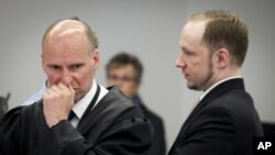 Bị can Anders Behring Breivik (phải) hội ý với luật sư biên hộ Geir Lippestad 