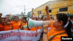 Công nhân ngành may mặc Campuchia biểu tình đòi tăng lương, 17/17/14