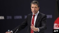 Tổng thư ký NATO Anders Fogh Rasmussen phát biểu tại Hội nghị Thượng đỉnh NATO ở Lisbon, ngày 20/11/2010