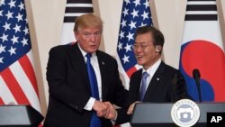 Tổng thống Mỹ Donald Trump (trái) và Tổng thống Hàn Quốc Moon Jae-in tại cuộc họp báo ở Dinh Ngói Xanh ở Seoul, Hàn Quốc (ảnh tư liệu ngày 7/11/2017)