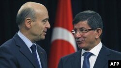 Ngoại trưởng Pháp Alain Juppe (trái) và Ngoại trưởng Thổ Nhĩ Kỳ Ahmet Davutoglu tại một cuộc họp báo ở Ankara hôm 18/11/11