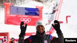 Atlet Ayisyen Richardson Viano poze pou yon foto sou teren ski Alpen Nasyonal Peken an nan peyi La Chin, 2 Fevriye 2022. 