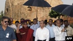 Tổng thống Miến Ðiện Thein Sein (giữa) đến thăm Sarnath, địa điểm hành hương Phật giáo ở Ấn Ðộ