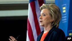 Bà Hillary Clinton phát biểu trong một cuộc họp báo ở Washington.