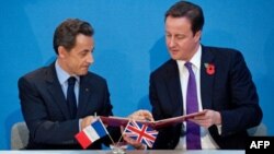 Thủ tướng Anh David Cameron và Tổng thống Pháp Nicolas Sarkozy đã ký hai thỏa thuận này ngày 2/11/2010 tại London