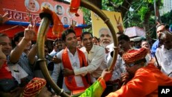 Ủng hộ viên đảng Dân tộc Ấn Giáo BJP ăn mừng sau kết quả bầu cử tại Mumbai.