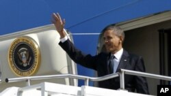 Tổng thống Barack Obama vẫy tay chào từ chuyên cơ Air Force One tại Căn cứ Không quân Andrews, ngày 23 tháng 3, 2012.