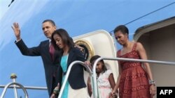 Tổng thống Hoa Kỳ Barack Obama với đệ nhất phu nhân Michelle Obama vài hai cô con gái Malia và Sasha đến phi trường Brasilia Air Base, Brazil, thứ Bảy ngày 19 tháng 3, 2011.