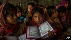 Nữ sinh Rohingya theo Hồi giáo trong lớp học kinh Quran tại trại tị nạn Kutupalong ở Bangladesh ngày 24/9/2017.