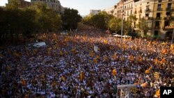 Người dân vẫy cờ "estelada" biểu trưng cho sự độc lập của Catalonia trong cuộc tuần hành đòi độc lập ở Barcelona, Tây Ban Nha, ngày 11 tháng 9, 2016. 