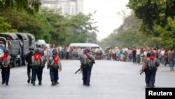 Cảnh sát tuần phòng trong khu dân cư ở Mandalay, Myanmar