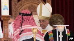 Quốc vương Abdullah II và Hoàng hậu Rania chào đón Đức Giáo Hoàng Phanxicô tại Cung điện Hoàng gia Al-Husseini ở Amman, Jordan, 24/5/2014.