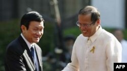 Tổng thống Philippines Benigno Aquino III chào đón Chủ tịch nước Việt Nam Trương Tấn Sang tại Dinh Malacanang ở Manila, ngày 26/10/2011