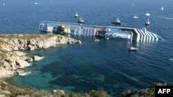 Tàu du ngoạn Costa Concordia nằm nghiêng một bên sau khi bị mắc cạn vào sáng thứ Bảy 14/1/12