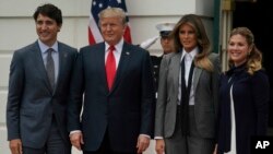 Từ trái sang: Thủ tướng Canada Justin Trudeau, Tổng thống Mỹ Donald Trump, Đệ nhất phu nhân Mỹ Melania Trump và Đệ nhất phu nhân Canada Sophie Gregoire Trudeau.