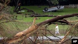 Nước lũ làm đổ cây cối, lật xe cộ tại Wimberley, Texas.