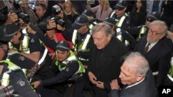 Hồng y George Pell (giữa) có mặt tại một phiên tòa ở thành phố Melbourne, Australia, ngày 26/7/2017.