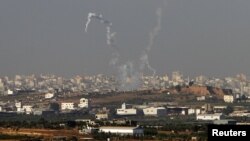 Các vệt khói sau các phi đạn từ phía bắc dải Gaza, ngày 11/11/2012.