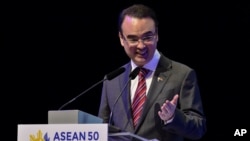 Ngoại trưởng Philippines Alan Peter Cayetano phát biểu tại lễ khai mạc Diễn Đàn ASEAN lần thứ 50 ở Pasay, Manila, Philippines, ngày 5/8/2017. Ảnh REUTERS/Mohd Rasfan/Pool 