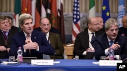 Ngoại trưởng Mỹ John Kerry và Bộ trưởng Ngoại giao Italia Paolo Gentiloni tham gia hội nghị quốc tế về Libya tại Bộ Ngoại giao ở Rome, ngày 13/12/2015.