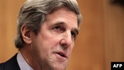 Chủ tịch Ủy ban Đối ngoại Thượng viện, Thượng nghị sĩ John Kerry đại diện bang Connecticut, cho rằng các nguy cơ từ việc duy trì tình trạng hiện thời đối với Bắc Triều Tiên là nghiêm trọng