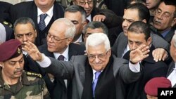 Tổng thống Palestine Mahmoud Abbas (giữa) tại một cuộc mít tinh ở thành phố Ramallah (ảnh tư liệu ngày 25 tháng 1, 2011)