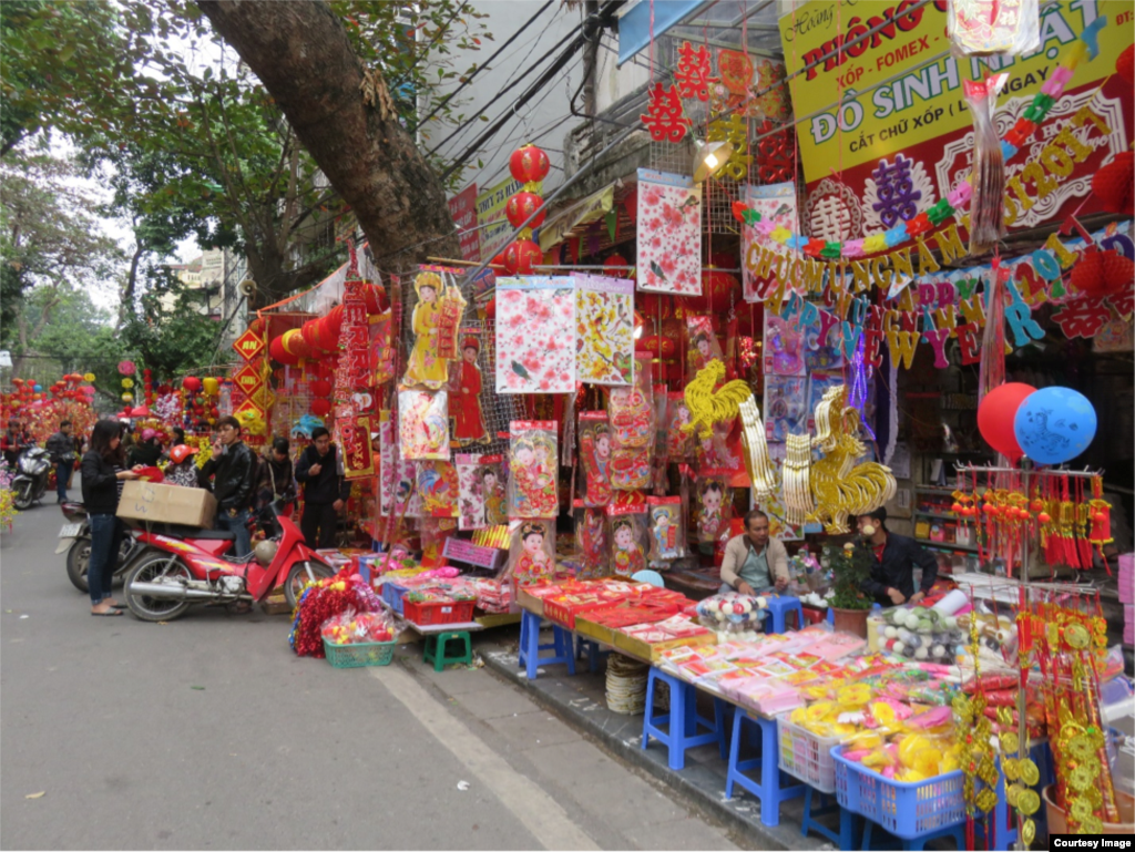 Bên trong chợ hoa Tết Hàng Mã là cả một thế giới đồ trang trí Tết. &nbsp;