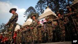 Các binh sĩ quân đội Nepal trong lễ hỏa táng Thủ tướng Nepal Sushil Koirala, trên bờ sông Bagmati ở Kathmandu, Nepal. (Hình tư liệu)