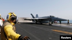 Chiến đấu cơ F / A-18C Hornet cất cánh từ tàu sân bay USS George HW Bush tại Vịnh Ba Tư, ngày 12 tháng 8, 2014.