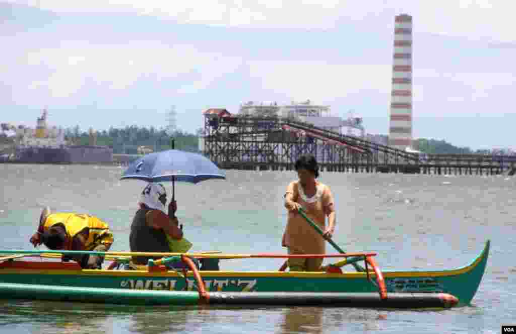 Một số ngư d&acirc;n định l&ecirc;n đường đến b&atilde;i cạn Scarborough. (D. Schearf/VOA)