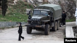 Lính hải quân Nga có vũ trang đứng bao vây xung quanh đồn biên phòng Ukraina ở Balaclava trong khu vực Crimea, 28/2/2014