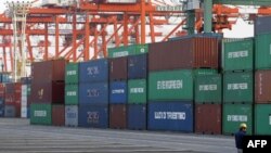 Các container tại cảng Tokyo, Nhật Bản