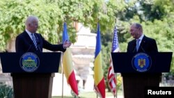 Phó Tổng thống Mỹ Joe Biden và Tổng thống Romania Traian Basescu trong cuộc họp báo chung tại Bucharest, ngày 21/5/2014.