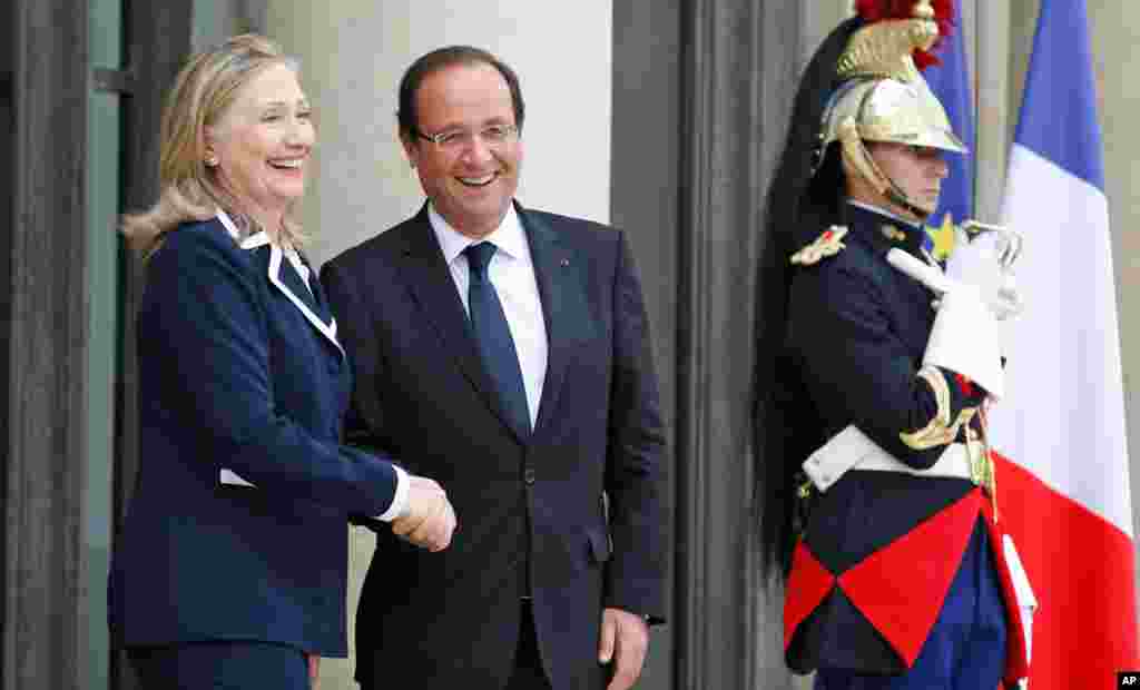 Tổng thống Pháp Francois Hollande và Ngoại trưởng Hoa Kỳ Hillary Clinton sau cuộc họp tại điện Elysee ở Paris, ngày 6/7/2012.