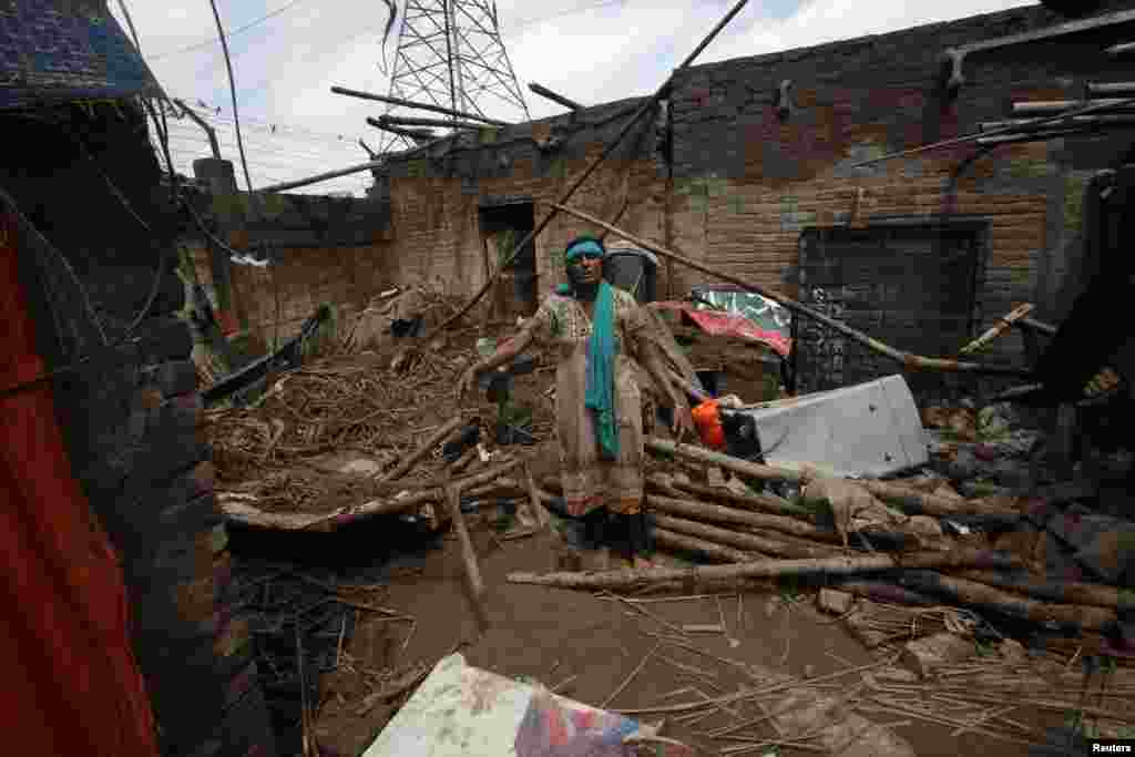 Phụ nữ Pakistan Mumtaz Bibi đứng trong ngôi nhà bị phá hủy vì lũ lụt ở&nbsp;Lahore, ngày 6/9/2014.