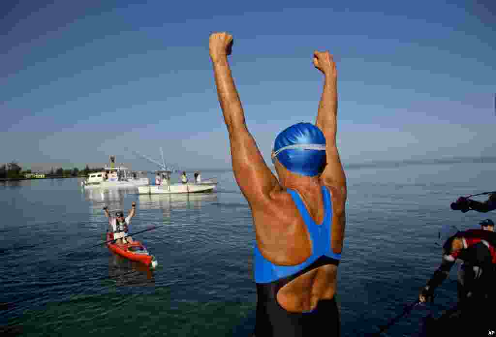 Bà Diana Nyad chào nhóm hỗ trợ của mình trước khi bơi tới Florida từ Havana, Cuba, ngày 31 tháng 8, 2013.