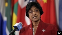 Cao ủy Nhân quyền LHQ Navi Pillay trả lời họp báo tại trụ sở LHQ ở New York, ngày 2/7/2012