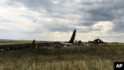 Đống đổ nát của chiếc máy bay Il-76 bị bắn rơi tại sân bay gần Luhansk, Ukraine, 14/6/2014.