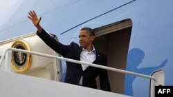 Tổng thống Hoa Kỳ Barack Obama bước lên Air Force One tại căn cứ không quân Andrews gần Washington, ngày 15/8/2011