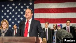 Ứng cử viên Thống đốc bang Colorado, ông Jared Polis, một người đồng tính, phát biểu tại Denver vào đêm 6/11/2018. REUTERS/Evan