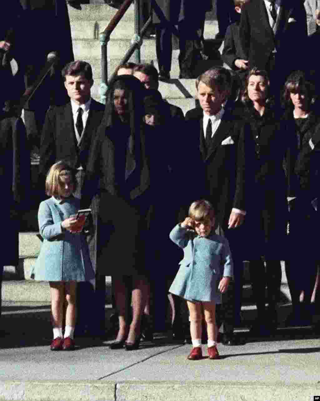 Con trai 3 tuổi của Tổng thống Kennedy, John F. Kennedy Jr, giơ tay chào linh cữu của thân phụ tại Washington, ngày 25/11/1963.