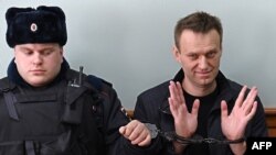 Ông Alexei Navalny khi ra tòa 30/3. Ông bị kết án 15 ngày tù giam.