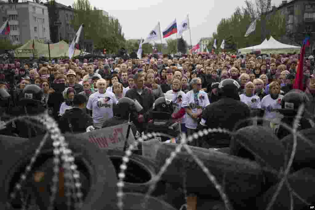 Người biểu tình thân Nga tụ tập trước tòa nhà chính phủ ở Donetsk để vinh danh các đồng chí thiệt mạng trong những cuộc giao tranh với các nhà hoạt động ủng hộ Ukraine tại Odessa, ngày 3/5/2014.