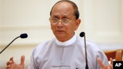 Tổng thống Miến Điện Thein Sein nói chuyện trong cuộc họp báo tại Dinh Tổng thống ở Naypyitaw, Miến Điện 21/10/12