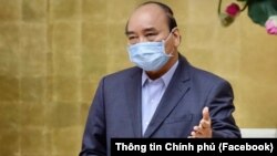 Thủ tướng Nguyễn Xuân Phúc tại một cuộc họp cùa chính phủ ờ Hà Nội. (Facebook Thông tin Chính phủ)