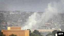 Tro bụi bốc lên sau vụ nổ súng của quân nổi dậy Taliban ở Kabul, Afghanistan, thứ Ba 13/09/2011