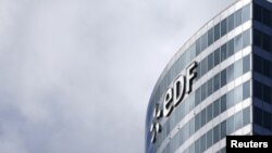 Logo tập đoàn điện lực Pháp (EDF) ở khu trung tâm tài chính La Defense, gần Paris.